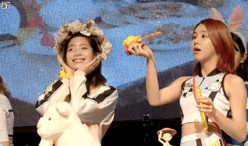 [트와이스] 급식단장님 케어를 담당하고 있는 단원 채영이 | 인스티즈