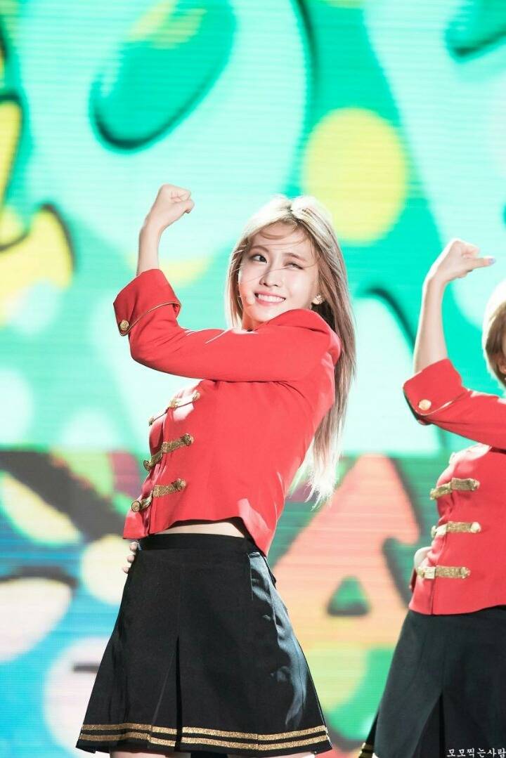 [트와이스] 팬들에게 하트하는 모모 | 인스티즈