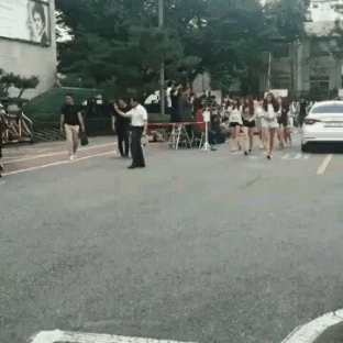 아이돌 보겠다고 아이돌 사이로 돌진.gif | 인스티즈