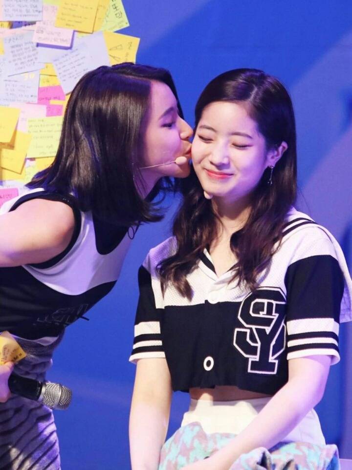 볼뽀뽀 당하는 다현이 | 인스티즈