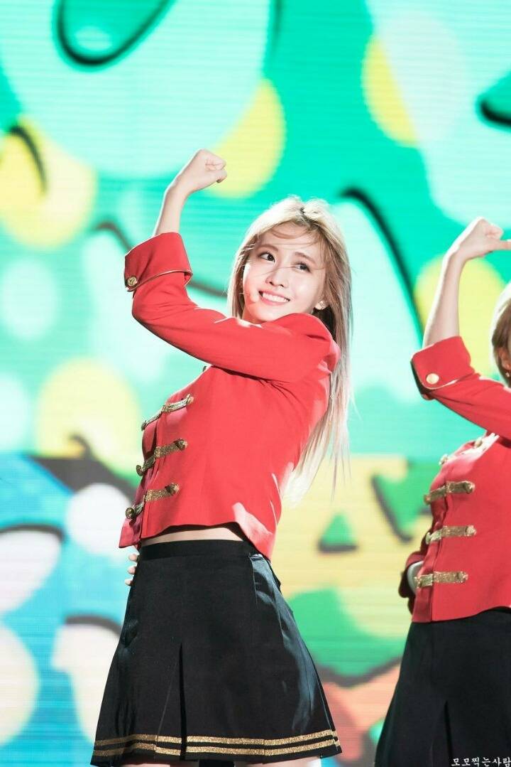 [트와이스] 팬들에게 하트하는 모모 | 인스티즈