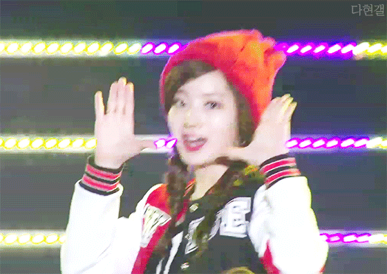 [트와이스] 빨간 비니에 양갈래머리한 다현이 | 인스티즈