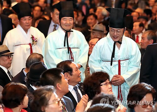 4/13 두루마기 입은 문재인 | 인스티즈