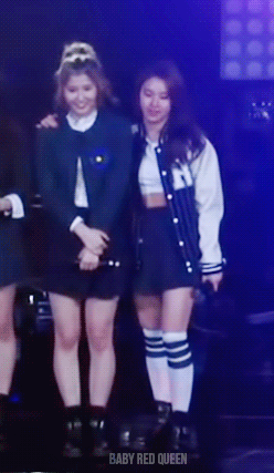 사나 옆구리 만지는 채영.gif | 인스티즈