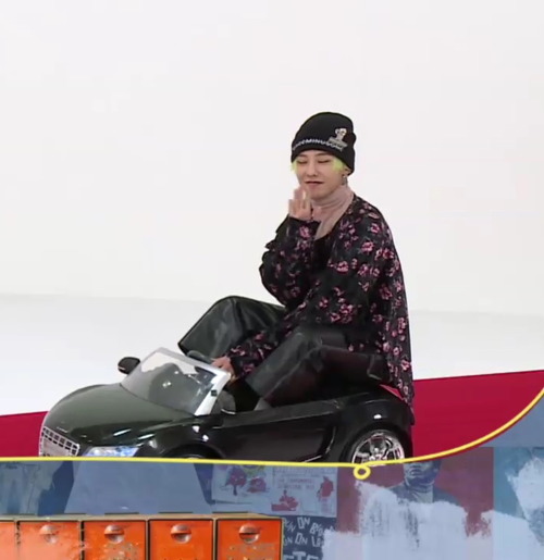 지디덕후답게 지디가 최근 자주하고다니는 악세사리 착용한 딘딘.jpg | 인스티즈