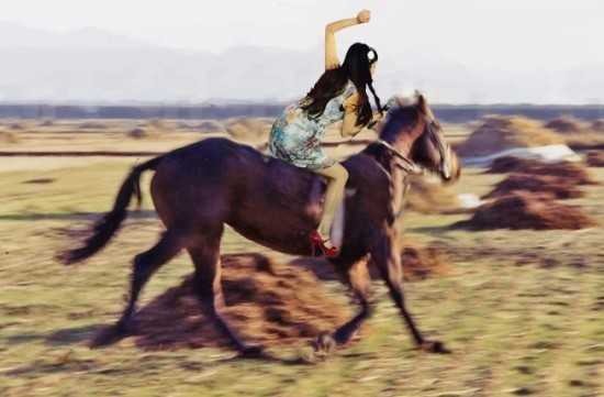 넘어질뻔한 아이유.jpgif | 인스티즈