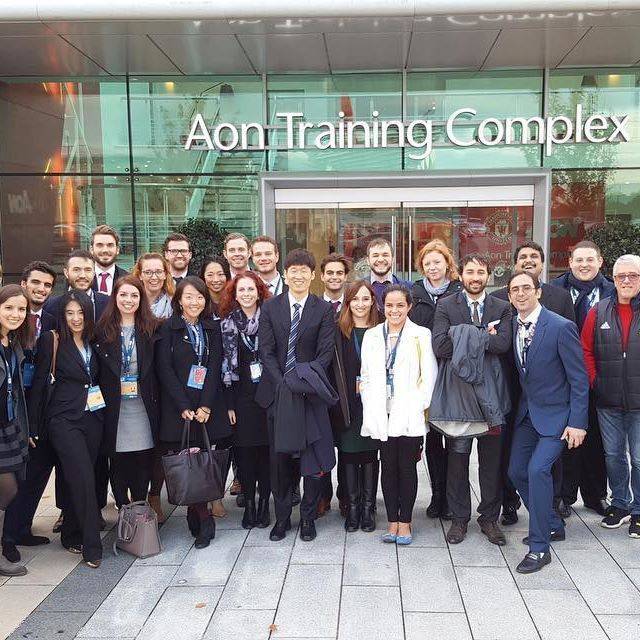 35세의 나이에 대학원 입학해서 올드트래포드에서 기념사진 찍는 아시아인.jpg | 인스티즈