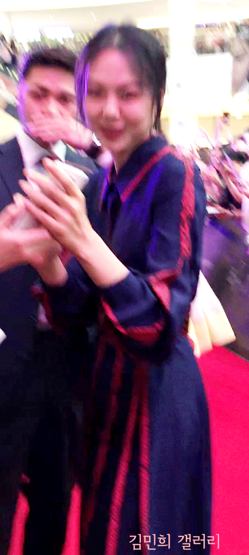 팬들과 사진찍어주는 김민희.gif | 인스티즈