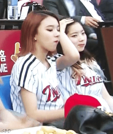 [트와이스] 급식단장님 케어를 담당하고 있는 단원 채영이 | 인스티즈