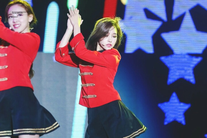 [트와이스] 빨간제복 입은 미나의 독보적인 분위기 | 인스티즈