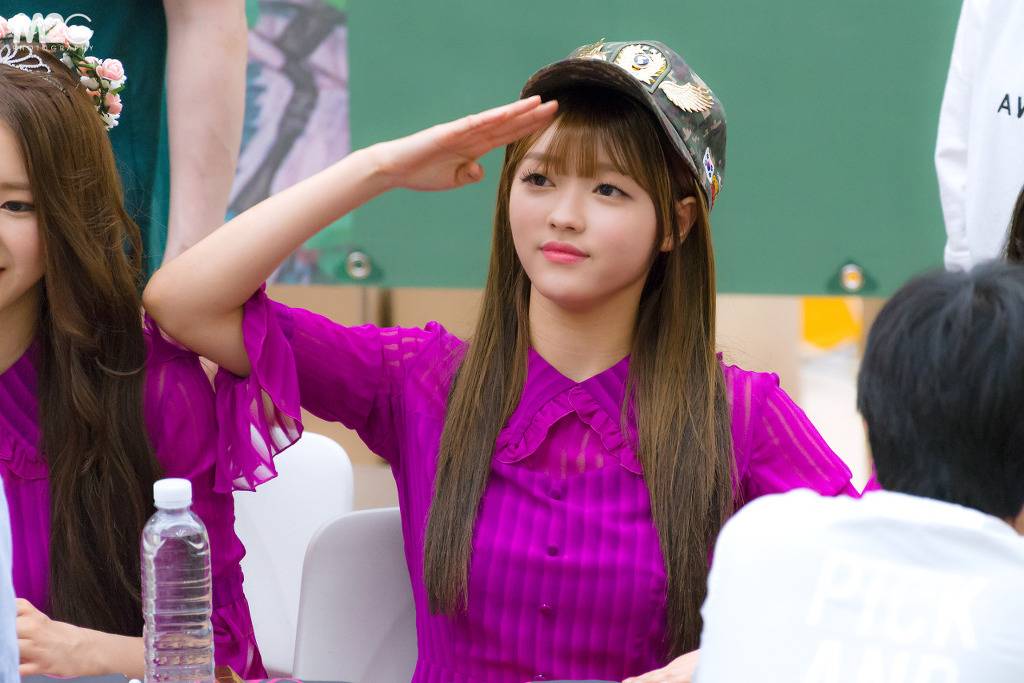 경례하는 유아 | 인스티즈