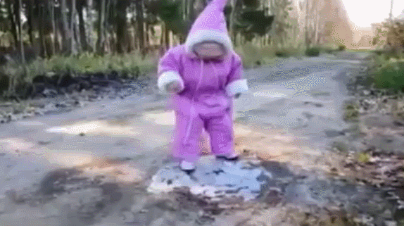 물웅덩이를 보면 그냥 지나치지 못하는 아기들 | 인스티즈