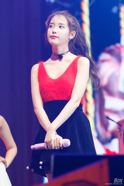 손 틈새로 비추는 아이유가 너무 좋다 | 인스티즈