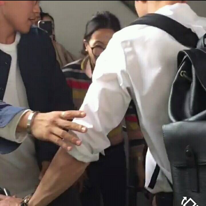 계단서 낑낑대는 엄마 위해 직접 유모차 들어준 '이제훈' (영상) | 인스티즈