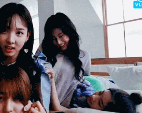 트와이스 사나 머리카락으로 동굴탐험 | 인스티즈