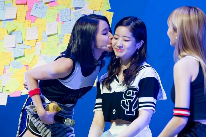 [트와이스] 급식단장님 케어를 담당하고 있는 단원 채영이 | 인스티즈