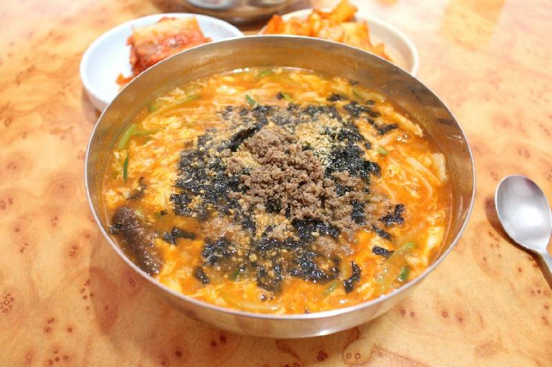 [장칼국수] 칼국수처럼 뽀얀 국물이 아닌 붉은색으로 얼큰해보이는 장칼국수 | 인스티즈