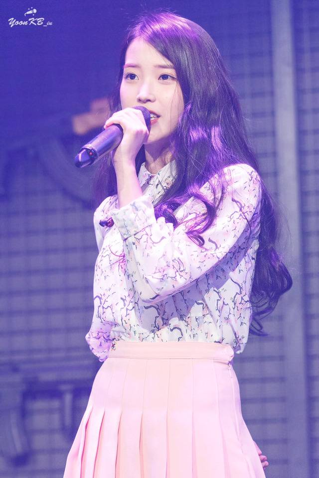 손 틈새로 비추는 아이유가 너무 좋다 | 인스티즈