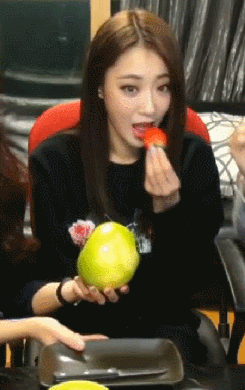 경리가 딸기 먹는 법 | 인스티즈