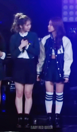 사나 옆구리 만지는 채영.gif | 인스티즈