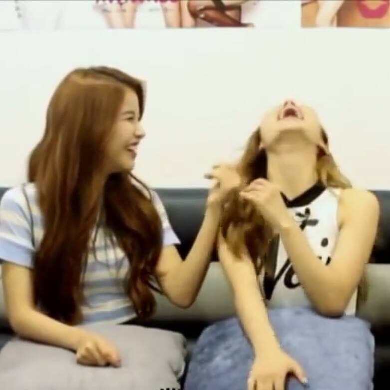 웃을때 누가 뒤에서 잡아땡기는 마마무 휘인.jpg | 인스티즈