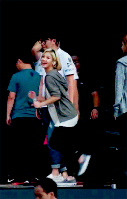 매니저에게 제지당하는 아이돌들.gif | 인스티즈