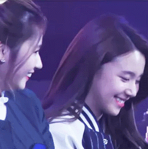 사나 옆구리 만지는 채영.gif | 인스티즈