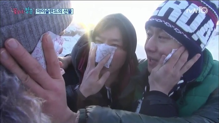 [꽃보다청춘] 세남자의 핫팩 사용법.jpg | 인스티즈