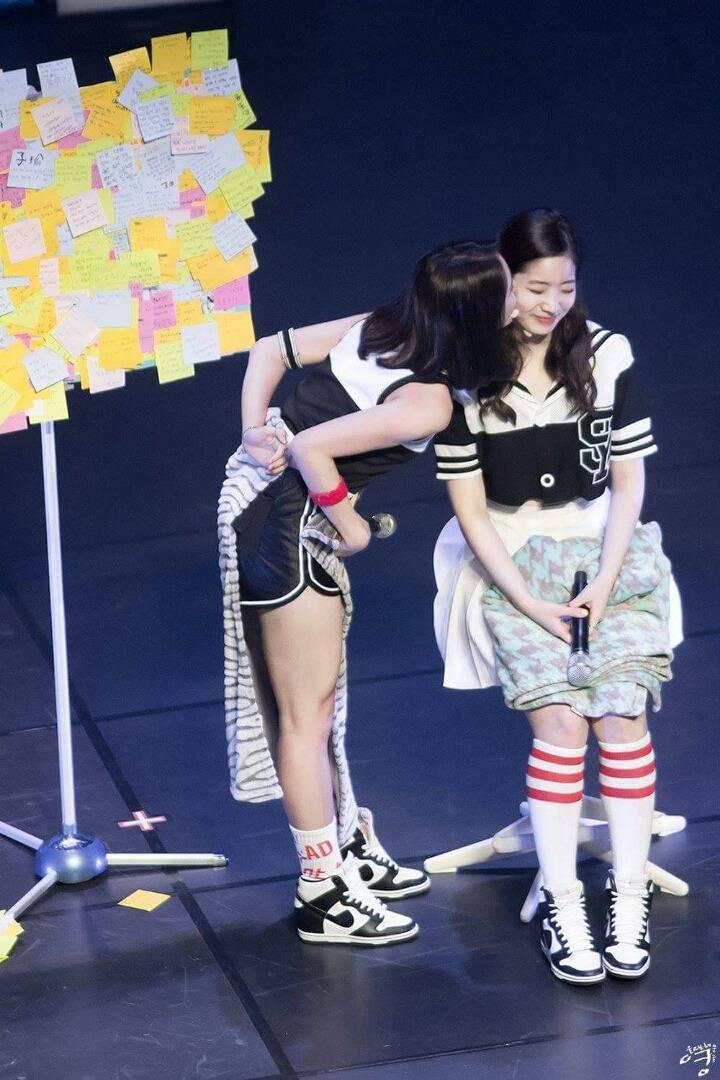 볼뽀뽀 당하는 다현이 | 인스티즈