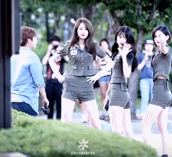 매니저에게 제지당하는 아이돌들.gif | 인스티즈