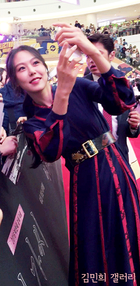 팬들과 사진찍어주는 김민희.gif | 인스티즈