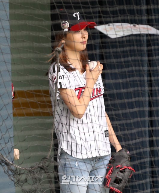 오늘 시구-시타한 아이린, 슬기 | 인스티즈