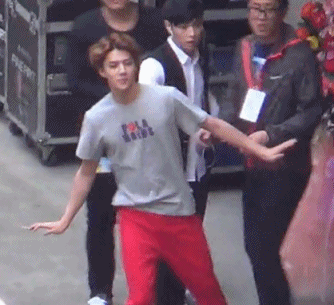 매니저에게 제지당하는 아이돌들.gif | 인스티즈