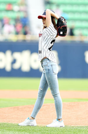 오늘 시구-시타한 아이린, 슬기 | 인스티즈