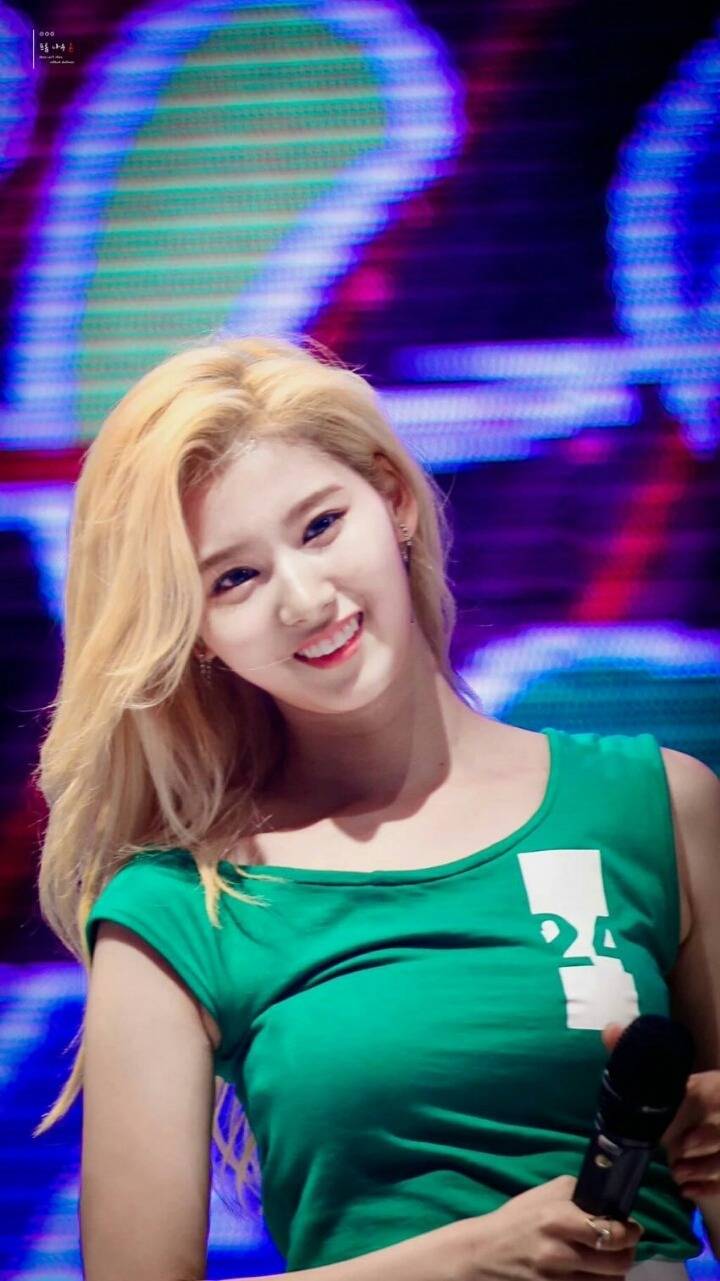 [트와이스] 초록색도 잘어울리는 사나 | 인스티즈