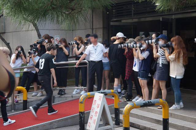 아이돌 보겠다고 아이돌 사이로 돌진.gif | 인스티즈