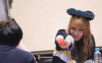 [트와이스] 팬 때리는 모모 보고 완전 놀라서 토끼눈 된 나연이 ㅋ | 인스티즈