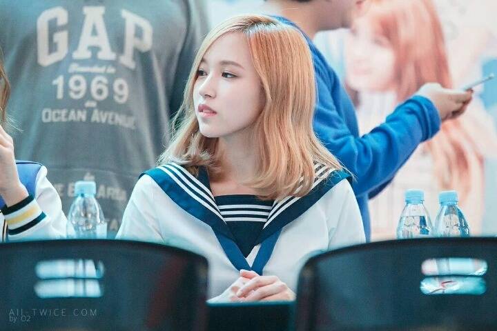 [트와이스] 세일러교복 입고 싸인하는 미나(미나리 분위기...) | 인스티즈