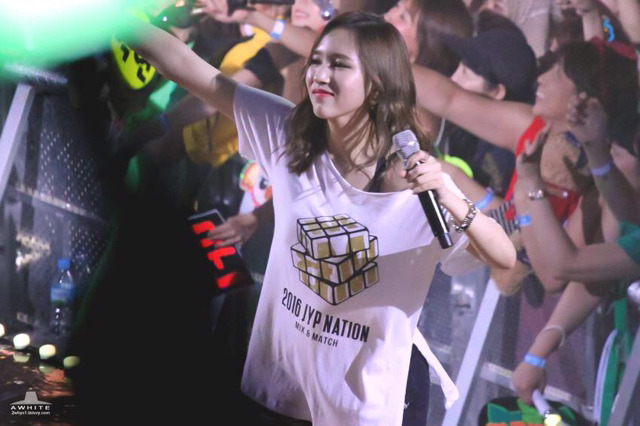 다들 못자게 트와이스 미나 투척 (ㅋㅋㅋㅋㅋ) | 인스티즈