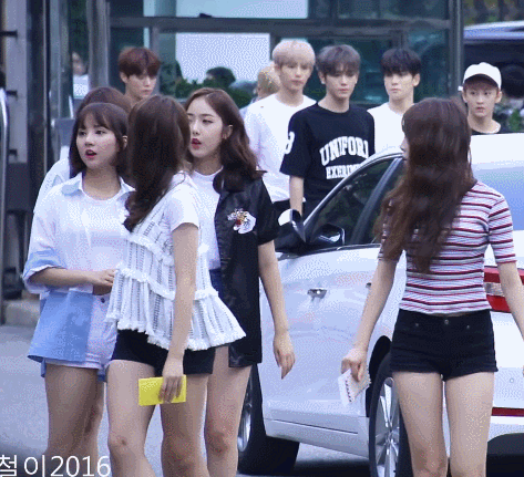 아이돌 보겠다고 아이돌 사이로 돌진.gif | 인스티즈