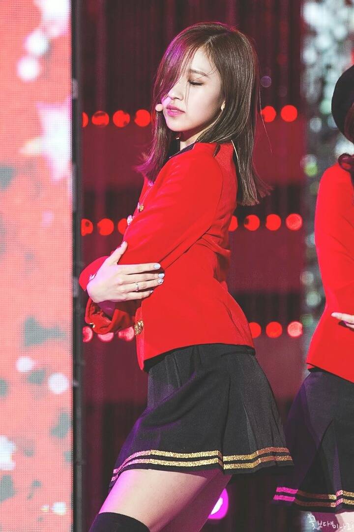 [트와이스] 빨간제복 입은 미나의 독보적인 분위기 | 인스티즈