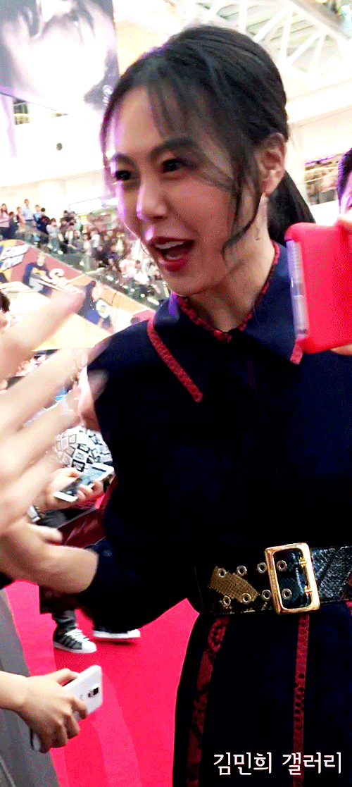 팬들과 사진찍어주는 김민희.gif | 인스티즈