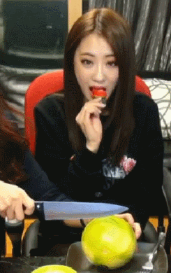 경리가 딸기 먹는 법 | 인스티즈