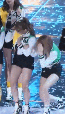 [트와이스] 폭죽 소리에 놀라지 않게 모모의 귀를 막아주는 갓지효 | 인스티즈