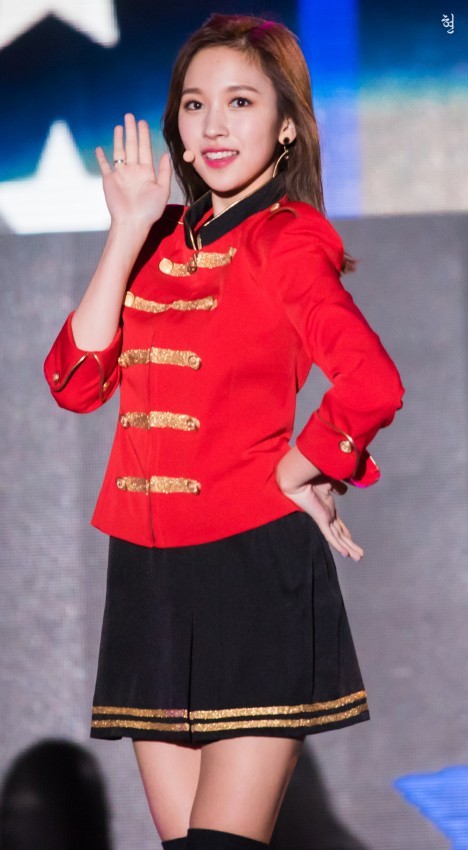 [트와이스] 빨간제복 입은 미나의 독보적인 분위기 | 인스티즈