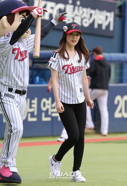 오늘 시구-시타한 아이린, 슬기 | 인스티즈