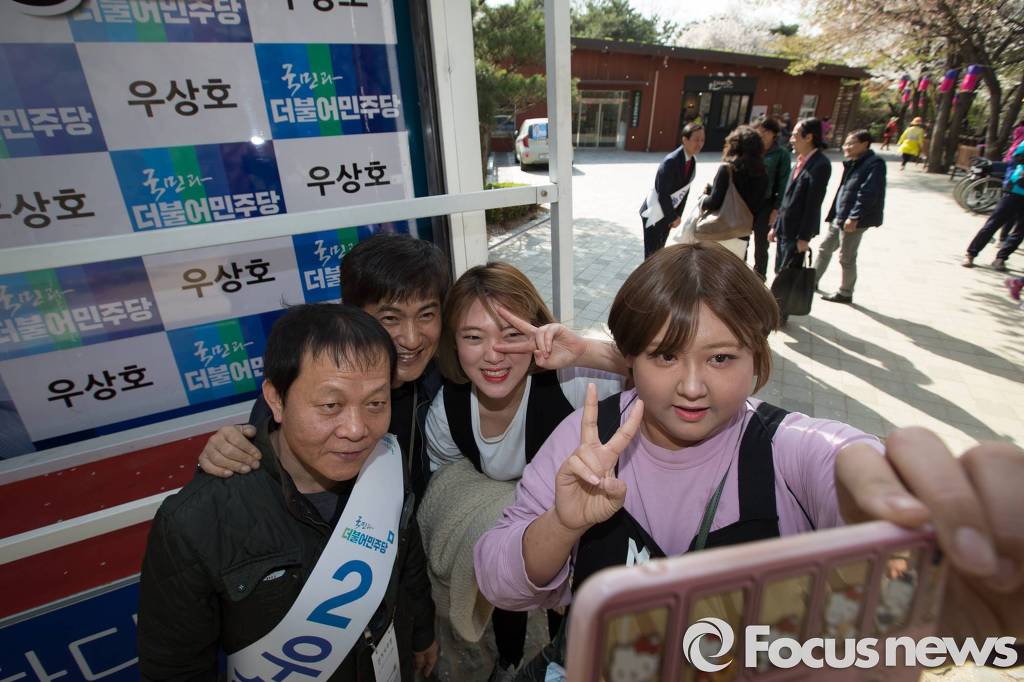 서대문갑 우상호 후보 지원유세하는 안내상과 우현.jpg | 인스티즈
