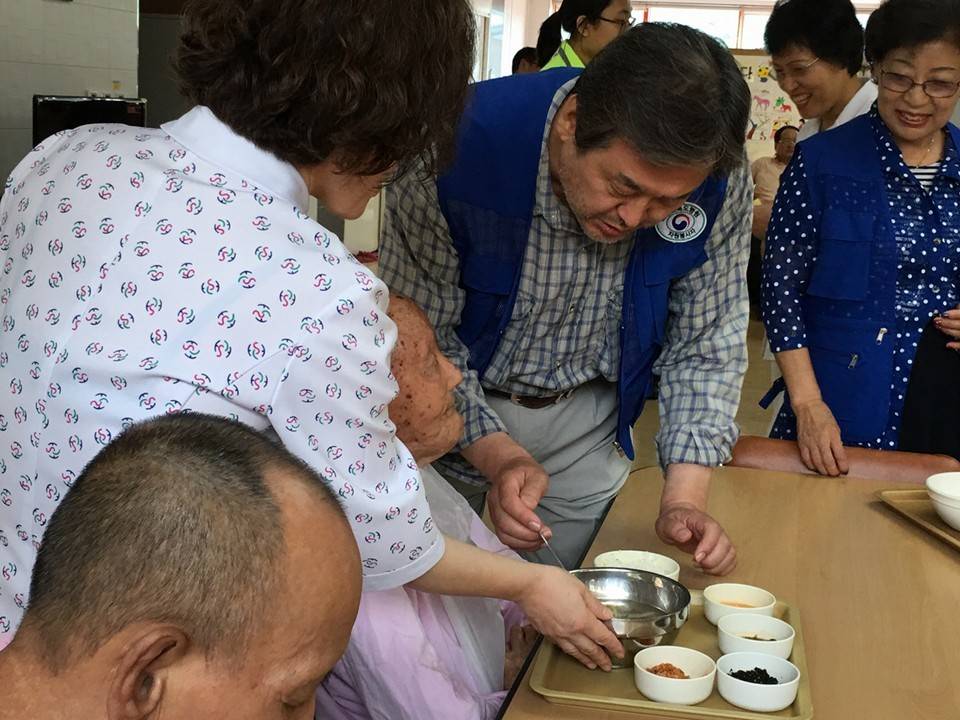 서민들과 함께하는 김무성.JPG | 인스티즈