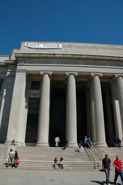 MIT와 칼텍의 잉여력 넘치는 자존심 대결 | 인스티즈