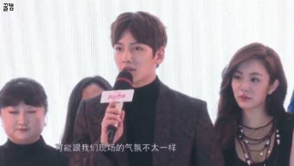 잘생긴 남자를 바라보는 여자의 반응.gif | 인스티즈